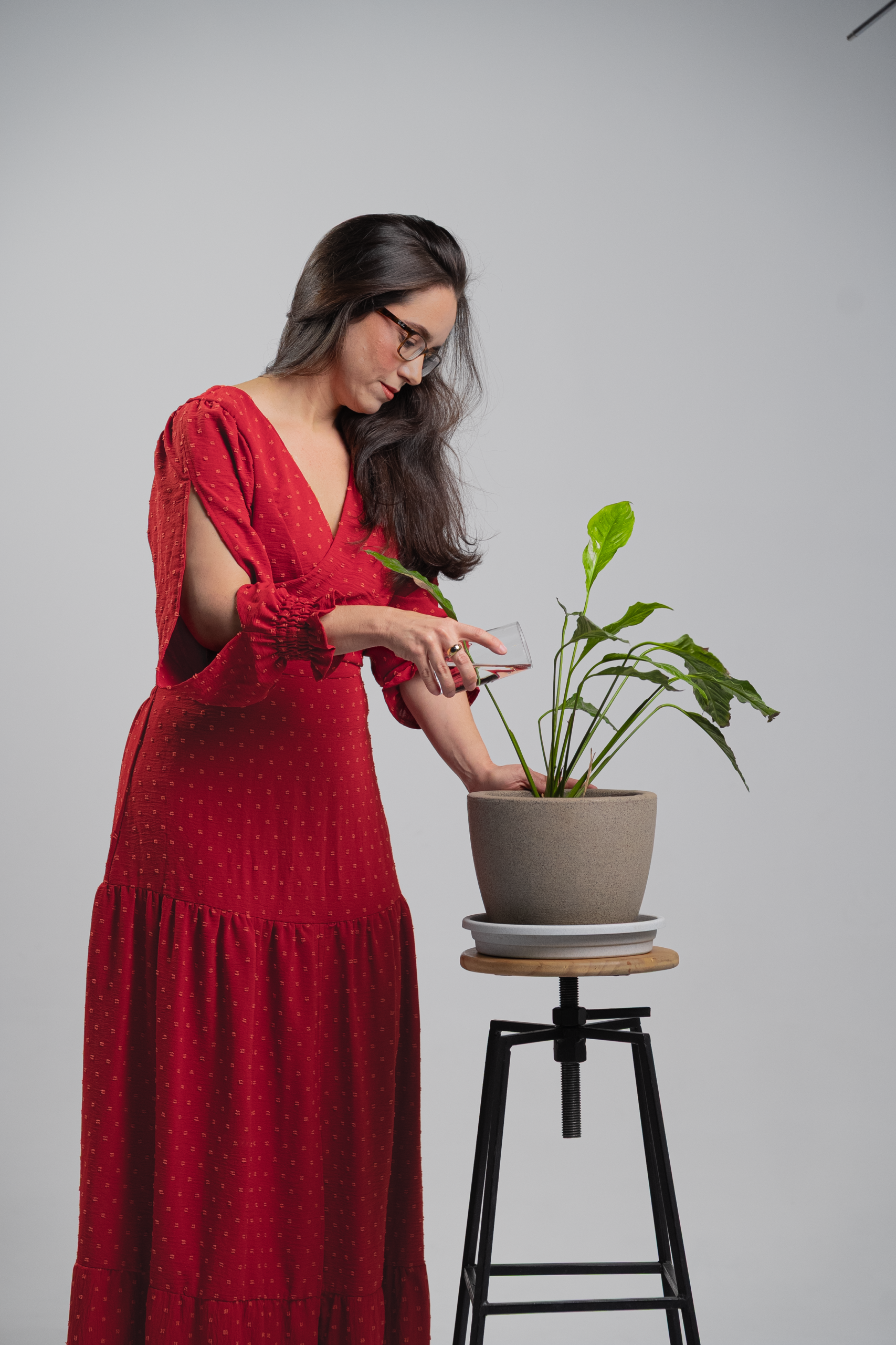 Dani Freitas Regando Planta